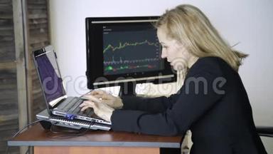 在证券交易所工作。 女商人正在观察货币<strong>兑换</strong>图表的变化